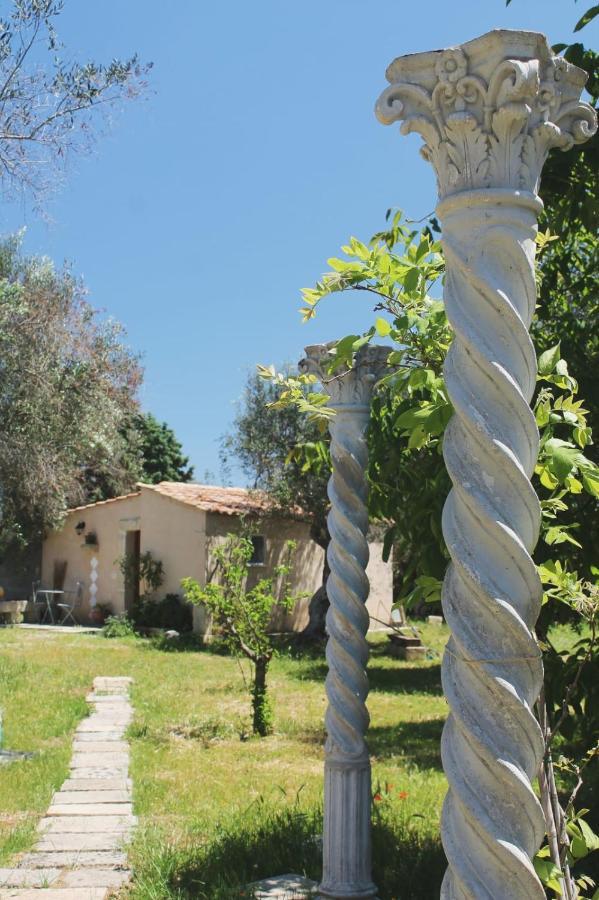 La Petrusa Vernole Luaran gambar
